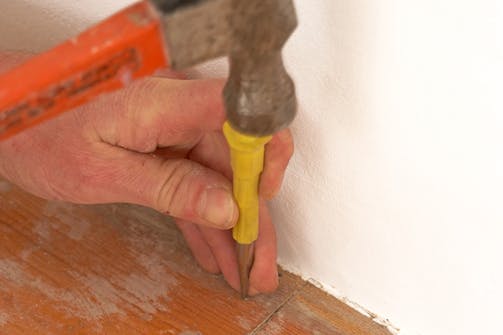 Klargjøring gulvsliping: Løse gulvbord festes Klargjøring gulvsliping: Løse gulvbord festes